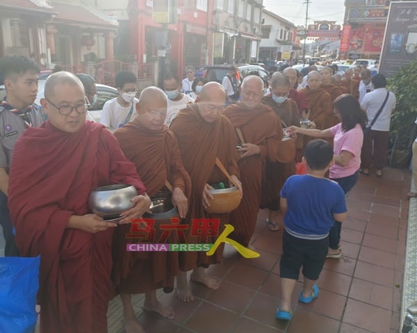 托钵队伍抵达鸡场街。