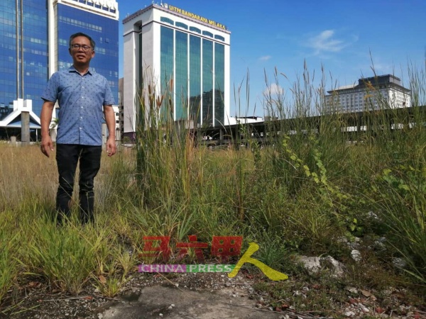 刘志俍到原本计划建马六甲基金大楼的地段查看。