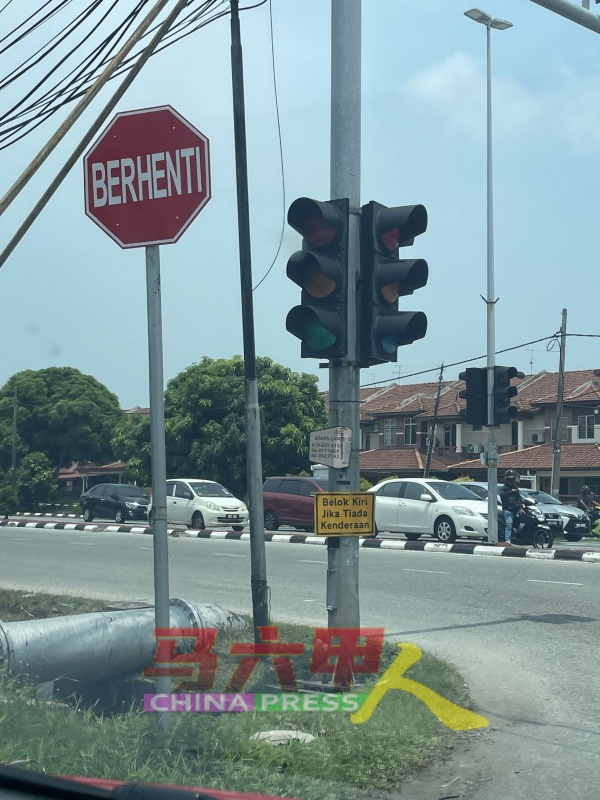 红绿灯前竖立着“BERHENTI”（停下）交通指示牌，意味即使有“无交通工具可左转”指示牌，驾驶人士依需将所驾驶的交通工具停下。