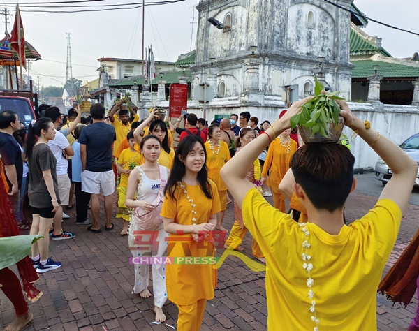 参与游神活动的信徒有不少是华裔。
