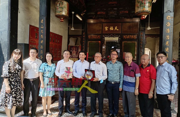 史亚狮（右5起）代表甲福建会馆赠送纪念品给肖华鑫。右起刘金裕、沈清海、沈清海及李翰霖。