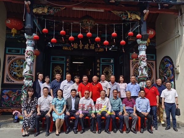 甲福建会馆理事、嘉宾与中国福建省海外联谊会访问团成员，在古色古香，历史悠久的会馆外合照。