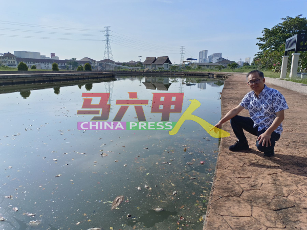 刘志俍指，马六甲河再次出现死鱼。