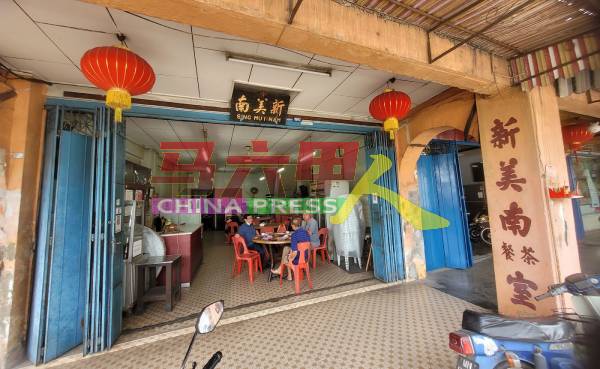 具55年历史的新美南茶餐室，是食客品嚐美味海鲜及道地美食的好去处。