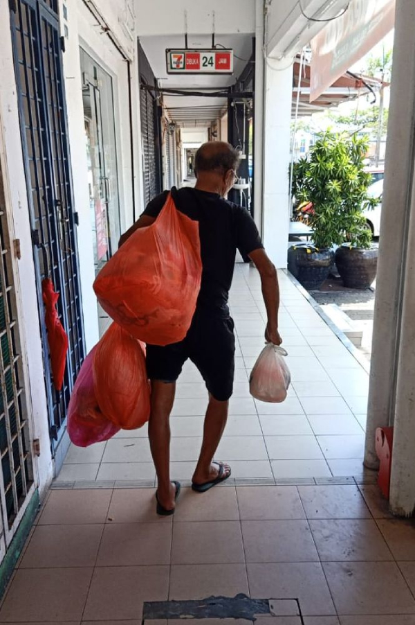 一些流浪者一般会背着或拿着几袋塑料袋，在商店五脚基流浪。（图林朝雁提供）