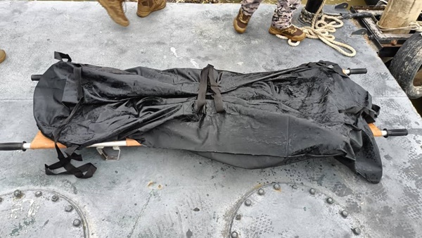 在丹绒达汉的海域发现的尸体，被送往亚罗牙也医院进行解剖。（照片甲警方提供）