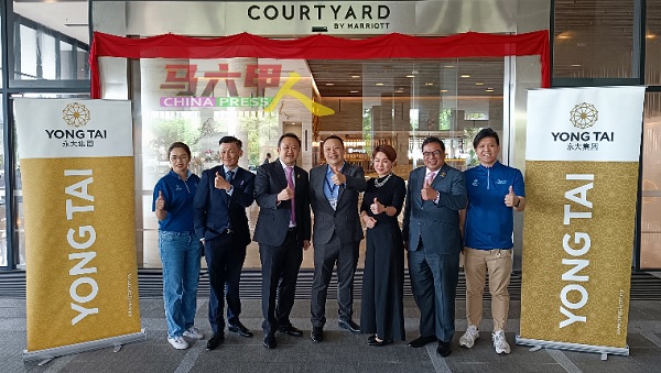 永大集团投资2亿令吉的马六甲全新万怡酒店正式营运。左起何佩玲、刘汉威、蓝树保、利伍、陈盈盈、苏莱曼及林耀明。