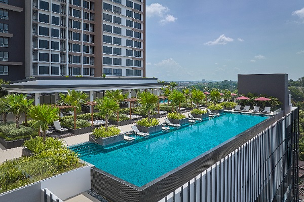 无边际泳池，俯瞰马六甲城市。