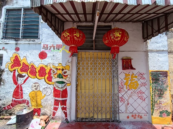 祈安律后巷老屋的住家大门两侧绘上传统舞狮活动、梅花图及鲤鱼图。