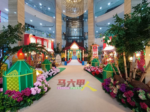 烁．购物廊以题为“马六甲的开斋节气氛”为主题，让国内外游客感受马六甲传统特色的开斋节气氛。