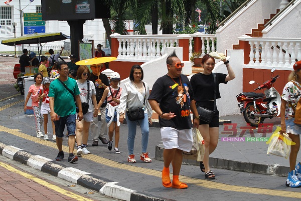 虽然马六甲市区的空气污染情况日渐恶化，惟游客及民众尚未佩戴口罩作出防范。