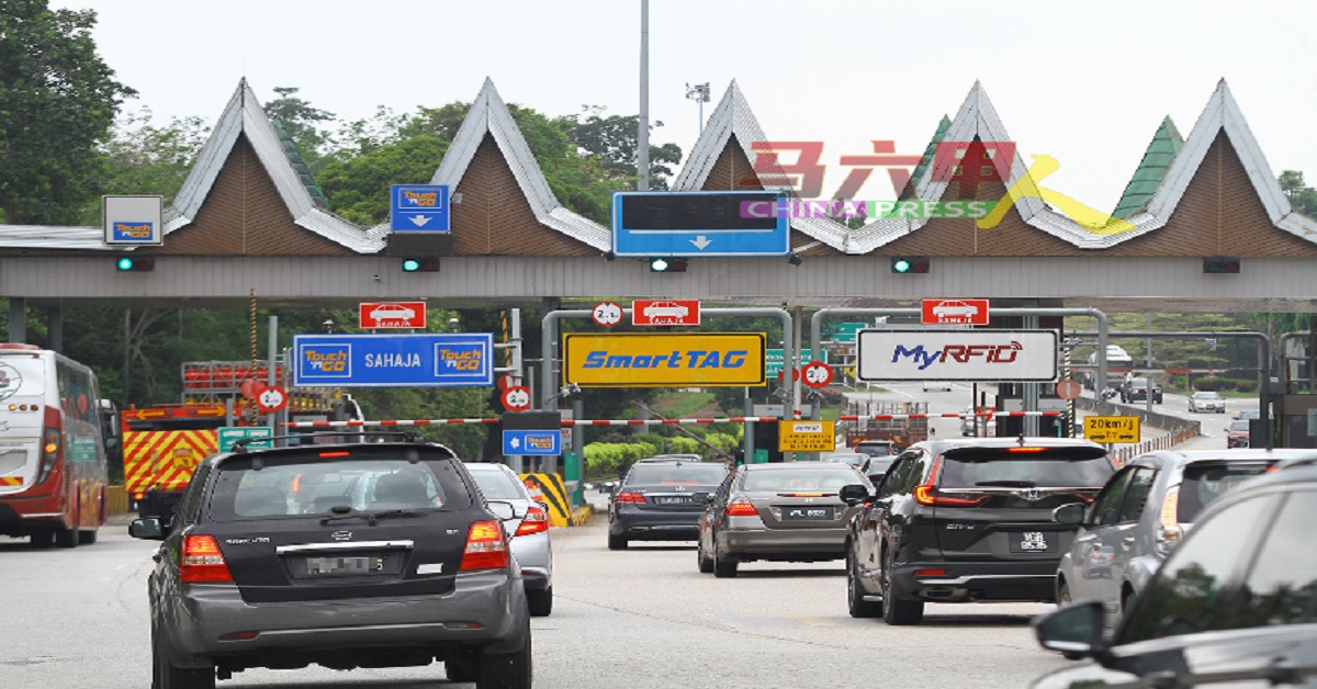 往返马六甲爱极乐收费站的车流量已开始剧增。