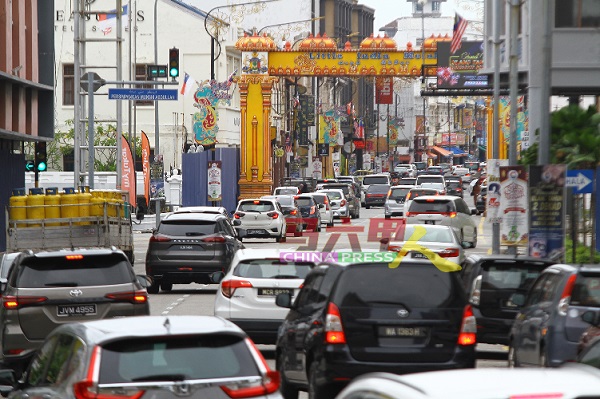 ■四面八方的车辆大举进入马六甲世遗区方向，预料明日的公共假期开始至下周一（24日），将出现严重塞车情况。