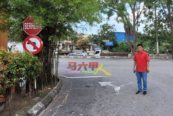 晋巷峇汝第一路改为单向道后，其中一个路口已禁止左转，不过路面箭头未改，仍有左转箭头。