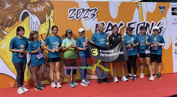 10公里公开组项目女子组前十名参赛者。右4为许钧媛。