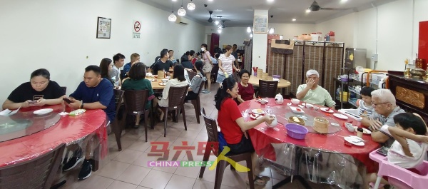 三角路Chef Heng点心店在周日（23日）早上迎来不少食客上门品尝点心。