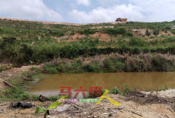 垃圾土埋场被指没有妥善处理污水，疑为因此造成阿依沙叻河的污染。