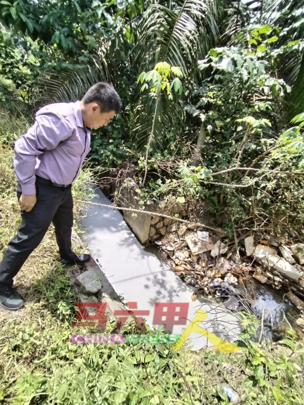 林千宏察看疑受到污染的阿依沙叻河。