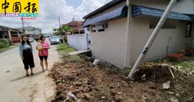 爆水管 电讯柱险倒 净水淹没路面