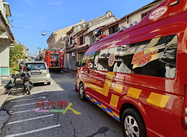 马六甲中央消拯局接获老街火灾的投报后，派出消拯车及消拯人员到场灭火。