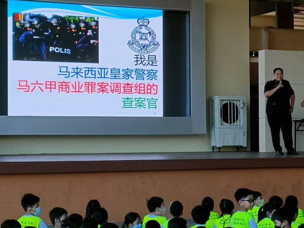 黄城桂提醒同学在使用网络之余，不要随意点击链接，以免陷入网络罪案中。