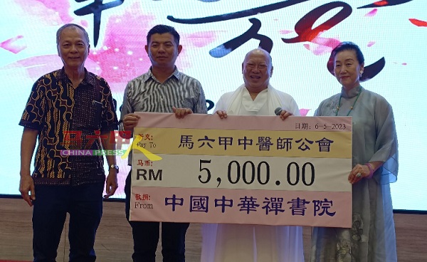 甲中医师公会副会长陈锡安（左起）及总务吕俊豪代表领取善款。右起徐嬿婷及古儒蓝日川。