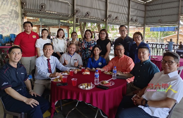 武吉波浪学校举办开斋节庆祝会，校长、老师、董家协成员与马来学生同庆佳节，前排右2起黄伟平及颜泳和，以及校长李勤烈（左2）。