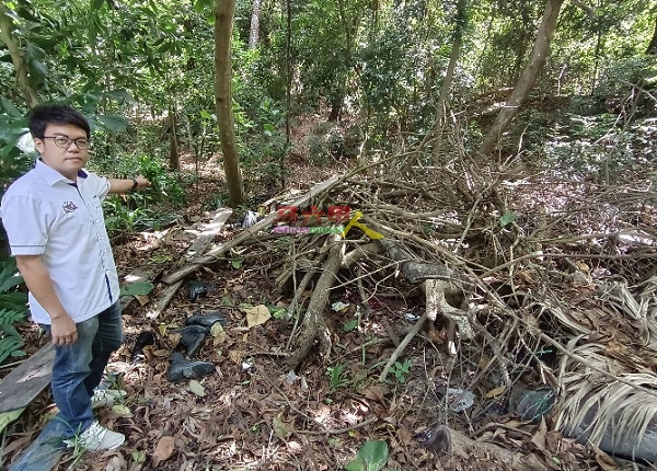 李春沅：在山脚下，靠近后备军营的路旁，出现垃圾堆。