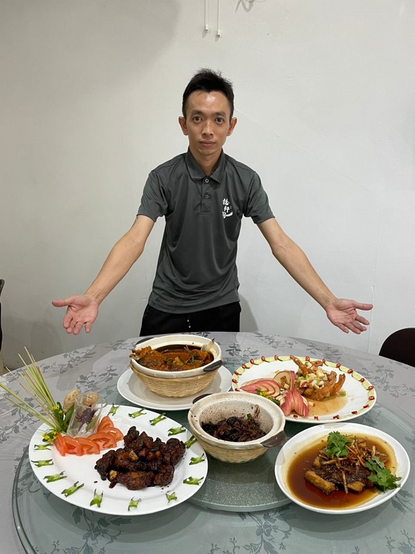 李釨铭经营的铭轩阁菜单有不少招牌菜。