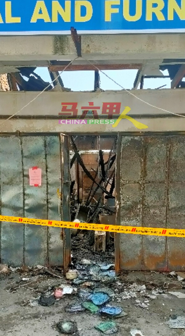 野新巴刹一家针车店昨晚发生火患，店内满目疮痍，幸未殃及左右店铺。