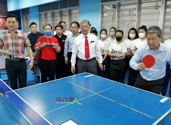 陈燕利（右）为乒乓室主持开球仪式。