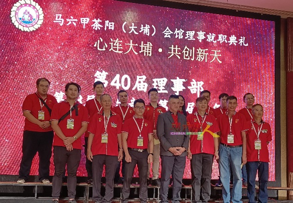 第21届青年团成员与杨博耀（前排左4）。