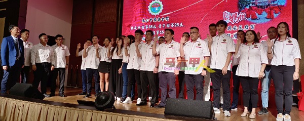 甲兴安会馆青年团第25届理事会宣誓。左起监誓人吴金华、李占德、马荣辉及吴添福。
