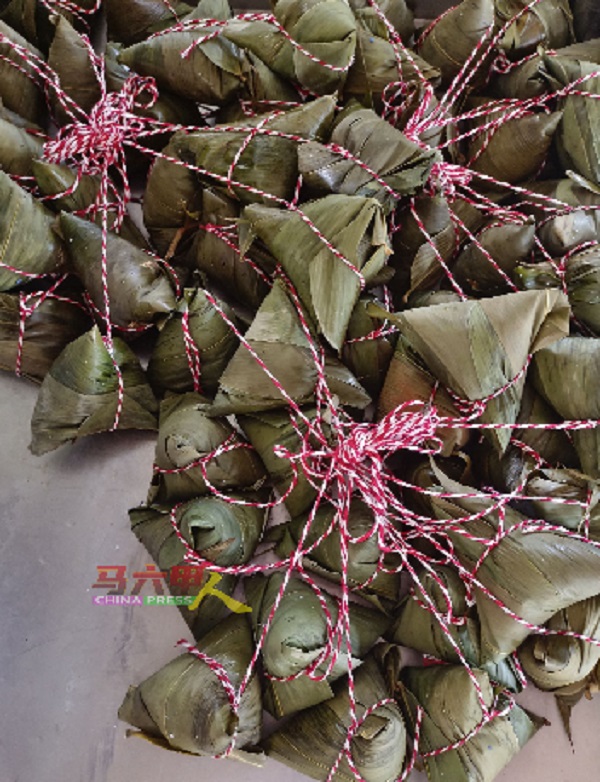 ■端午节又是粽子飘香的季节，由于许多裹粽的原料涨价，消费人得吃贵粽子。