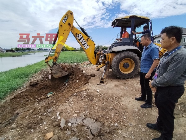■林千宏（右起）与南方环保公司官员察看泥机挖开的泥土。