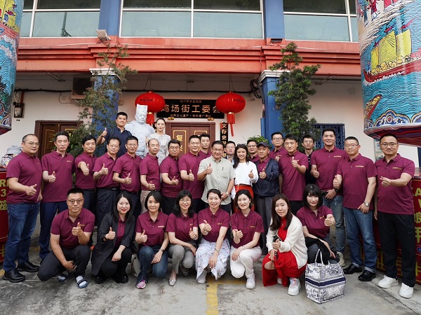 颜天禄（站者前排右7）接见清华大学工商管理博士班游学团。站者前排右8为周新旺。