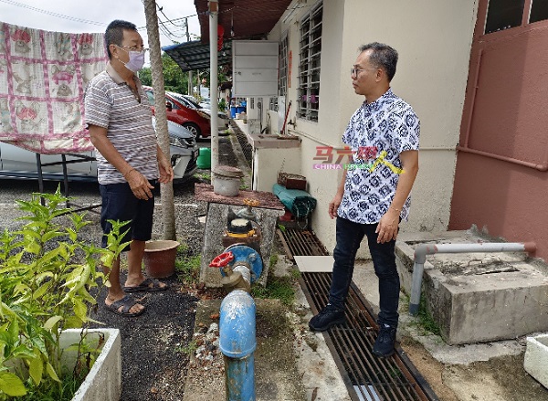 刘志俍（右起）向雅佳美浪组屋居民吴明标了解该组屋水管破裂维修的情况。