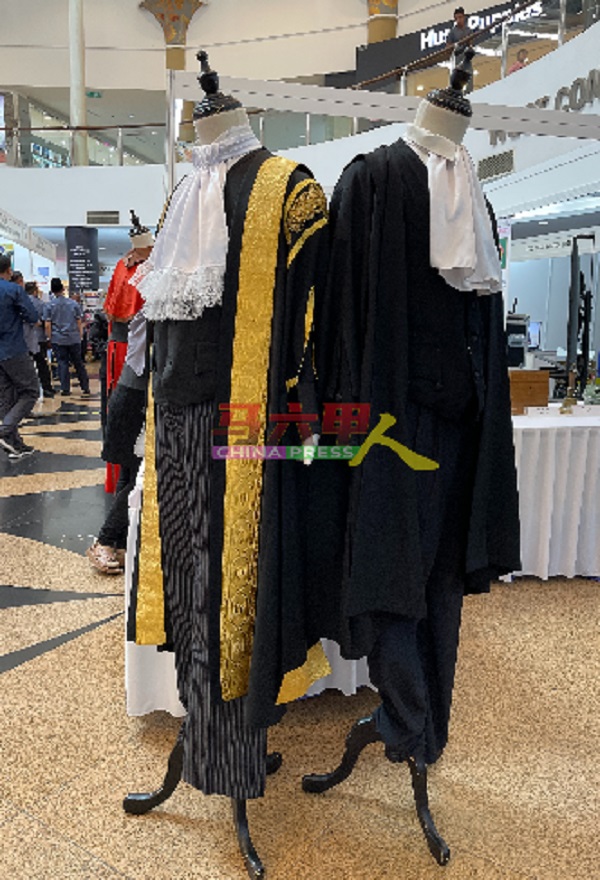 大会展出法庭服饰，包括礼仪袍及法袍。