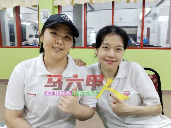 陈丽欣（右起）与她的融合伙伴李雪俐。