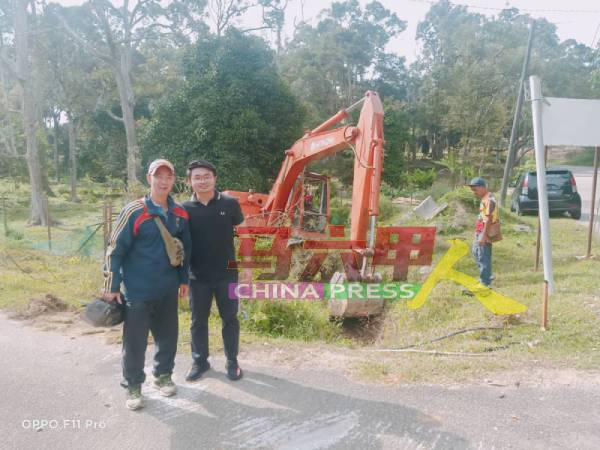 野新广西村获9万令吉拨款，进行扩建沟渠工程。左起林国安及王溢龙。