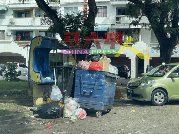 哥打拉沙马那乌达玛花园组屋的废弃公共电话亭，成了居民及商家丢弃垃圾之地。