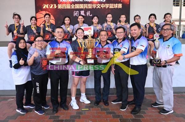 育民中学女队在全国国民型华文中学篮球赛，连续4年蝉联冠军，为校争光。