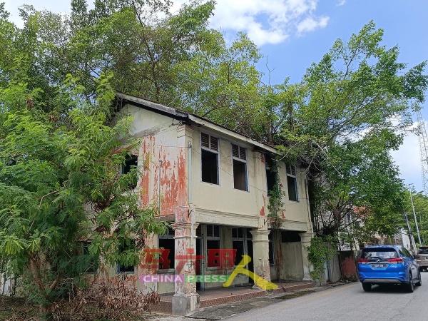 废弃老屋被树木包围，加上建筑结构多为木材，一旦天气异常炙热，随时引发火灾。