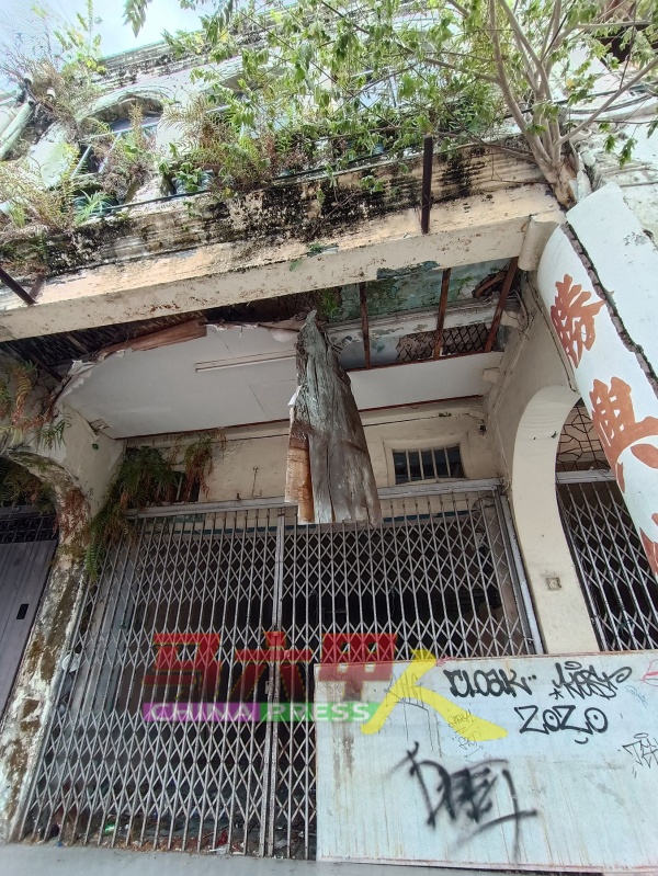 马六甲世遗区的空置百年老屋，成为涂鸦者画作天地，走廊天花板也随时掉下砸伤路人。