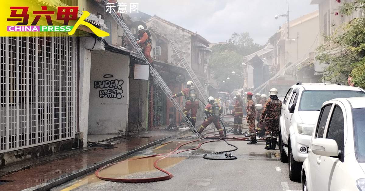 消拯员爬上发生火患的一楼灌救。