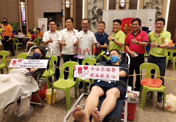 吴必达（左起）、李占德、刘志俍、吴国清、杨国荣、吴添福及陈俊彦，为捐血者加油打气。