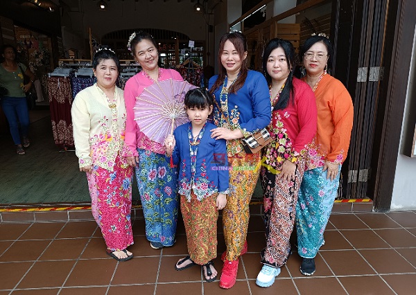 来自柔佛的陈美彗（右3）与5名闺蜜、亲人到马六甲半日游，并第一次穿上娘惹服装体验娘惹文化。
