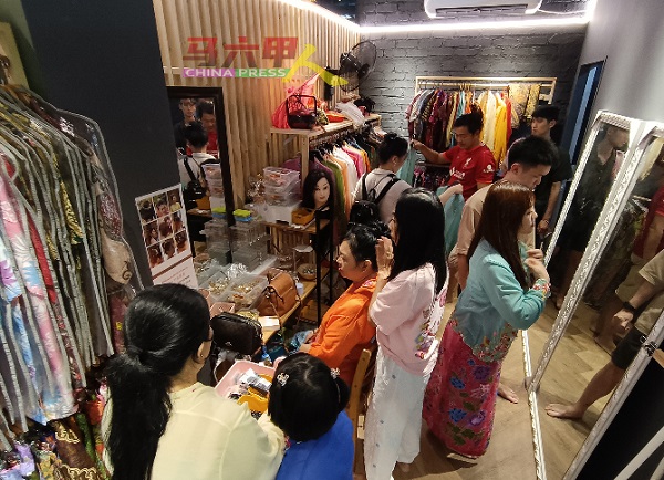 到马六甲娘惹服饰店体验服装的游客不少。
