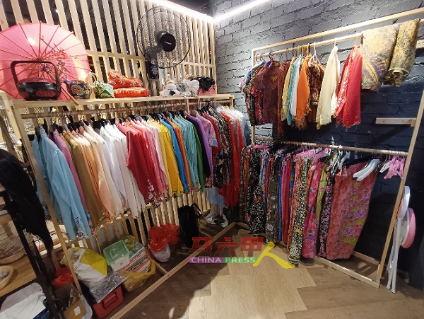 马六甲娘惹服饰店提供约70套娘惹和约20套峇峇服装供选择。