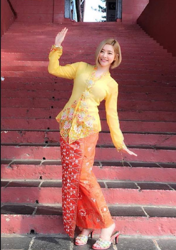韩国DJ Soda曾穿着娘惹服饰到访马六甲各个景区。(图取自互联网)